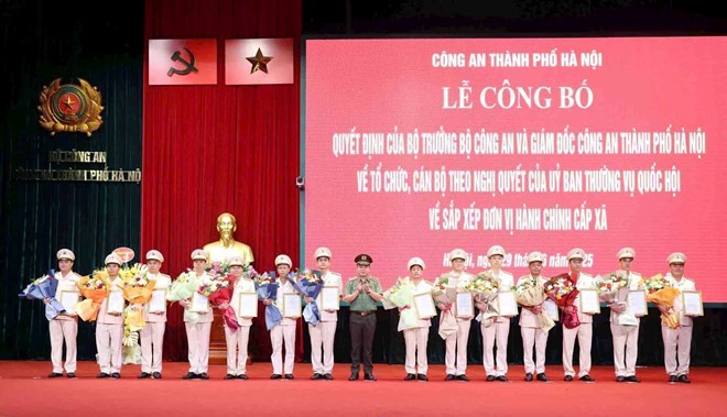 Trung tướng Nguyễn Thanh Tùng - Giám đốc Công an TP Hà Nội - trao quyết định cho Trưởng Công an các xã, phường. 