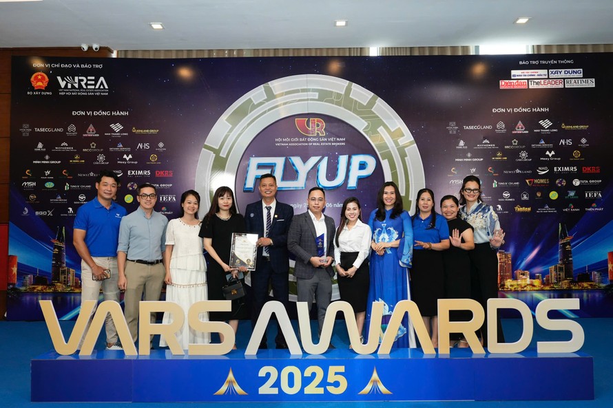 Lãnh đạo Meey Group vừa nhận vinh danh TOP 5 Thương hiệu Công nghệ về bất động sản Việt Nam” tại Ngày hội môi giới 2025