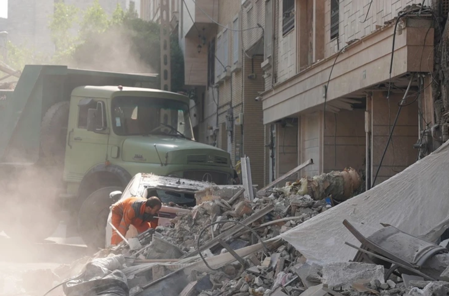 Nhân viên cứu hộ dọn đống đổ nát của tòa nhà bị sập tại Tehran, Iran sau các cuộc không kích của Israel. 