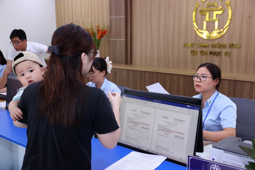 Người dân đến làm thủ tục hành chính tại phường Tây Hồ, thành phố Hà Nội. Ảnh: Văn Điệp/TTXVN