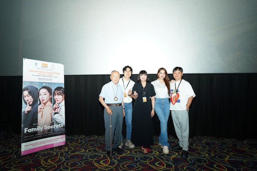 Đạo diễn Lee Sang Hoon của "Family Secrets" (thứ hai từ trái sang) trong buổi giao lưu với khán giả Việt tại Liên hoan phim châu Á Đà Nẵng.