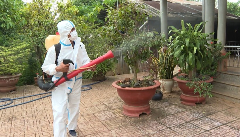 Lực lượng y tế phun độc, khử trùng, dọn dẹp loăng quăng.