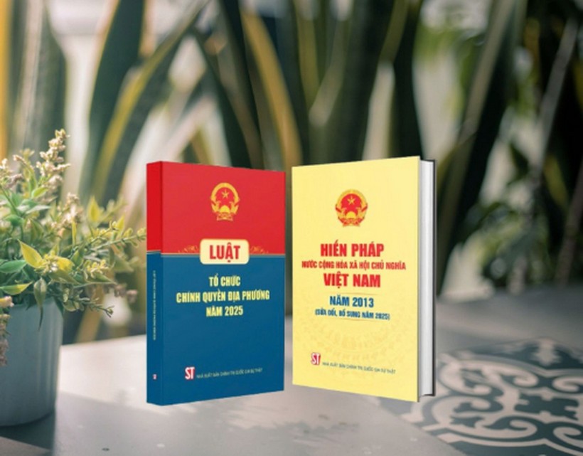 “Hiến pháp nước Cộng hòa Xã hội Chủ nghĩa Việt Nam năm 2013 (sửa đổi, bổ sung năm 2025)” và “Luật Tổ chức chính quyền địa phương năm 2025” - hai cuốn sách cập nhật nhiều nội dung pháp lý quan trọng. Nguồn: Nhà xuất bản Chính trị Quốc gia Sự thật