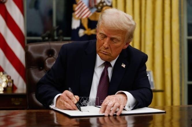 Tổng thống Mỹ Donald Trump ký sắc lệnh tại Nhà Trắng.
