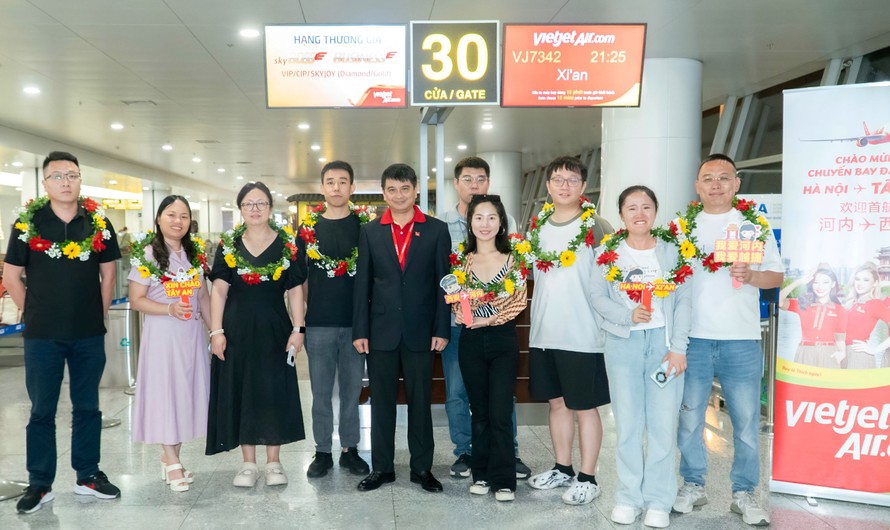 Lãnh đạo Vietjet chào mừng hành khách trên đường bay mới Hà Nội - Tây An