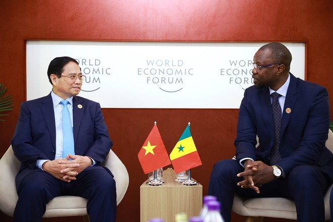 Nhân chuyến tham dự Hội nghị thường niên các nhà tiên phong lần thứ 16 của Diễn đàn Kinh tế Thế giới (WEF 16) ở thành phố Thiên Tân và làm việc tại Trung Quốc, sáng 25/6/2025, Thủ tướng Phạm Minh Chính gặp Thủ tướng Senegal Ousmane Sonko.