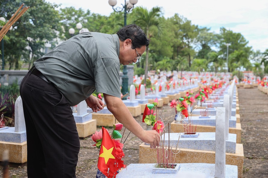 Thủ tướng Phạm Minh Chính thắp hương tại Nghĩa trang Liệt sĩ quốc gia Đường 9. Ảnh: VGP/Nhật Bắc