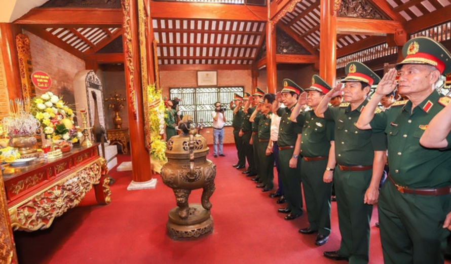 Đoàn công tác của Quân ủy Trung ương, Bộ Quốc phòng dâng hương tại Khu di tích lịch sử quốc gia 27/7, xã Đại Phúc, tỉnh Thái Nguyên