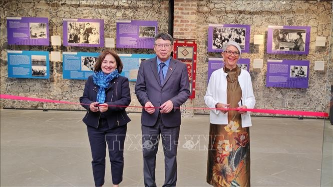 Đại sứ Việt Nam tại Mexico Nguyễn Văn Hải cùng nhà quảng bá văn hóa, Tiến sĩ Kyra Núñez de León (bên phải) và bà Alicia Girón, Điều phối viên Chương trình đại học nghiên cứu châu Á và châu Phi của Mexico (PUEAA), cắt băng khai mạc Triển lãm ảnh “Đội quân Tóc Dài” tại Bảo tàng Phụ nữ ở trung tâm thủ đô Mexico City.