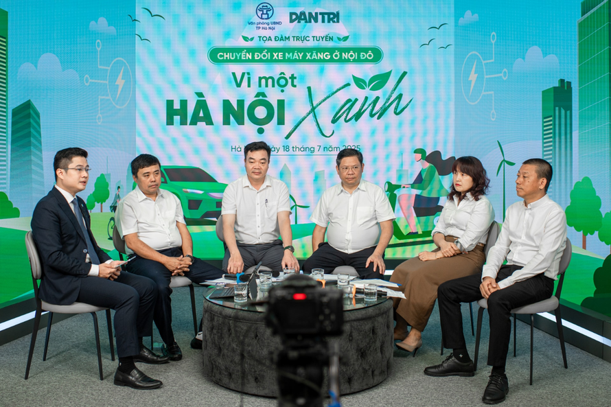 Các đại biểu tham gia Tọa đàm “Chuyển đổi xe máy xăng ở nội đô Vì một Hà Nội xanh”.