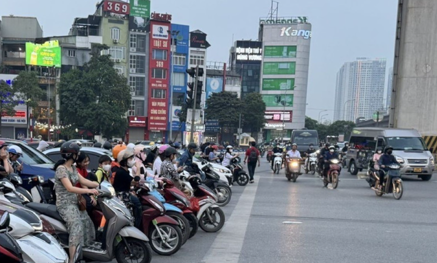 Việc hướng tới loại bỏ xe máy chạy xăng đang là nhiệm vụ cấp bách đặt ra với Thủ đô Hà Nội. 