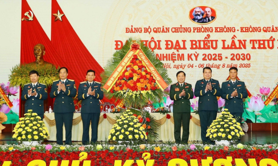 Thượng tướng Lê Huy Vịnh chúc mừng Đại hội.