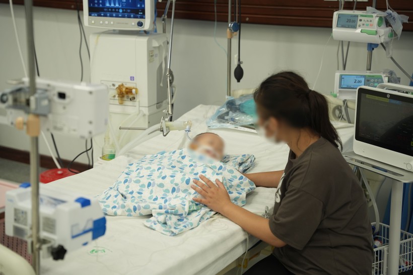 Bé trai trong tình trạng suy hô hấp nguy kịch do uống phải tinh dầu đuổi muỗi.