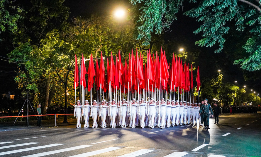 Sáng 7/8, tại khu vực Hồ Hoàn Kiếm, Công an thành phố Hà Nội tổ chức tổng duyệt lễ diễu hành chào mừng "Ngày hội vì Thủ đô bình yên"