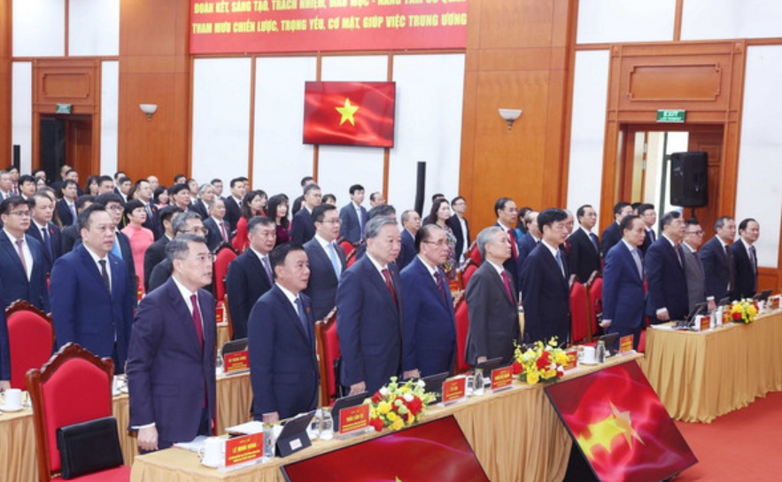 Tổng Bí thư Tô Lâm và các đại biểu thực hiện nghi lễ chào cờ.