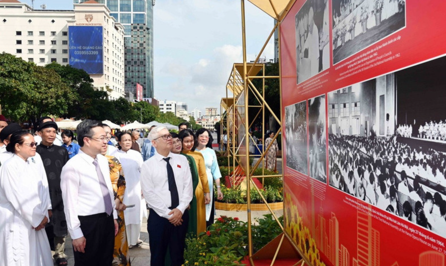 Ông Nguyễn Văn Lợi, Trưởng Đoàn đại biểu Quốc hội thành phố, ông Nguyễn Thanh Nghị, Phó Bí thư Thường trực Thành ủy Thành phố Hồ Chí Minh cùng các đại biểu tham quan Triển lãm ảnh chủ đề 'Vinh quang 80 năm Quốc hội Việt Nam.'
