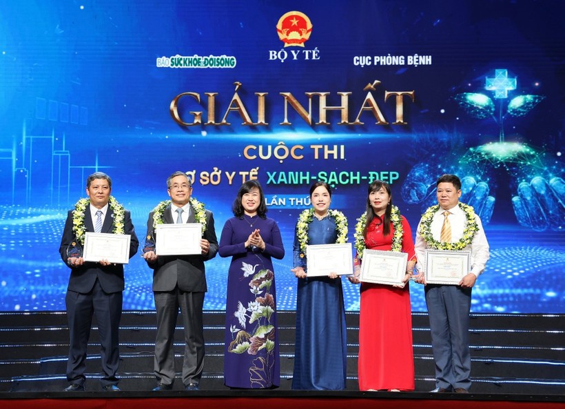 Bộ trưởng Bộ Y tế Đào Hồng Lan trao cho các đơn vị đoạt giải Nhất.