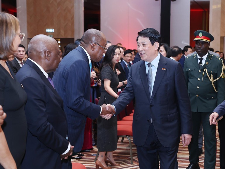 Chủ tịch nước Lương Cường với đại biểu các nước dự Lễ kỷ niệm 50 năm thiết lập quan hệ ngoại giao Việt Nam-Angola.