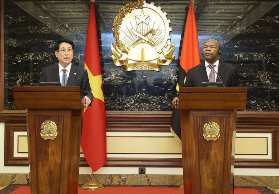 Chủ tịch nước Lương Cường và Tổng thống Angola João Manuel Gonçalves Lourenço gặp gỡ báo chí, thông báo về kết quả hội đàm.