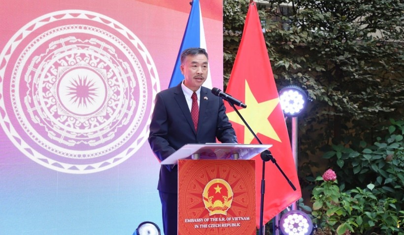 Đại sứ Dương Hoài Nam phát biểu tại buổi lễ. 