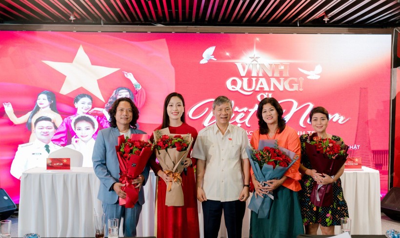 Giáo sư-Tiến sỹ-Anh hùng lao động Nguyễn Anh Trí (giữa) cùng êkip thực hiện MV