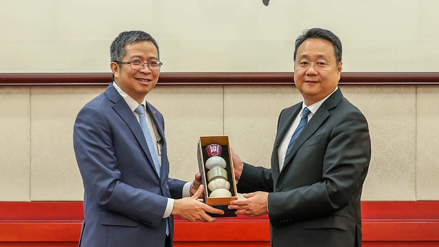 Đại sứ Việt Nam tại Trung Quốc Phạm Thanh Bình (trái) hội kiến với Phó Trưởng ban Tuyên truyền Trung ương Đảng Cộng sản Trung Quốc Vương Cương.