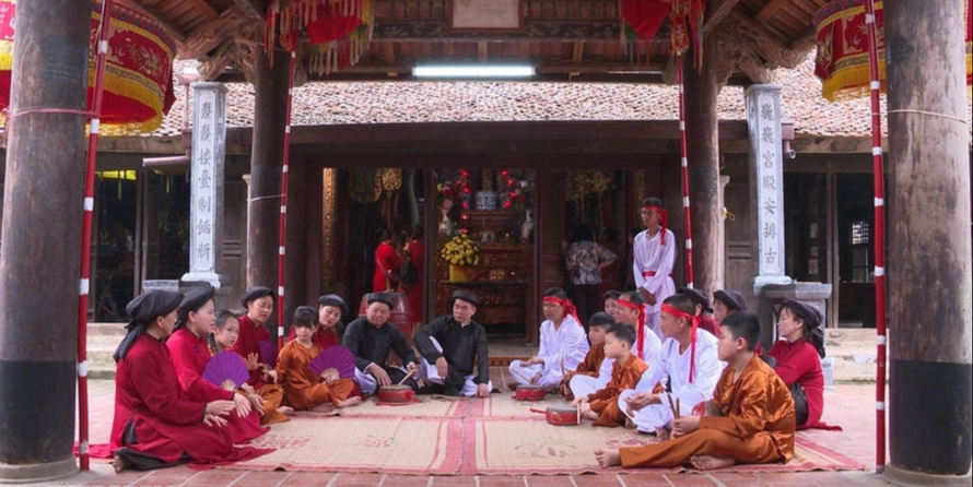 Các nghệ nhân làng Xoan gốc biểu diễn Hát Xoan tại Đình Hùng Lô, xã Hùng Lô, thành phố Việt Trì. 