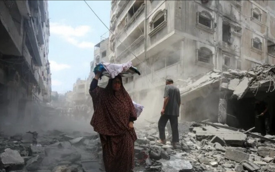 Đống đổ nát sau các cuộc không kích của Israel xuống Dải Gaza.