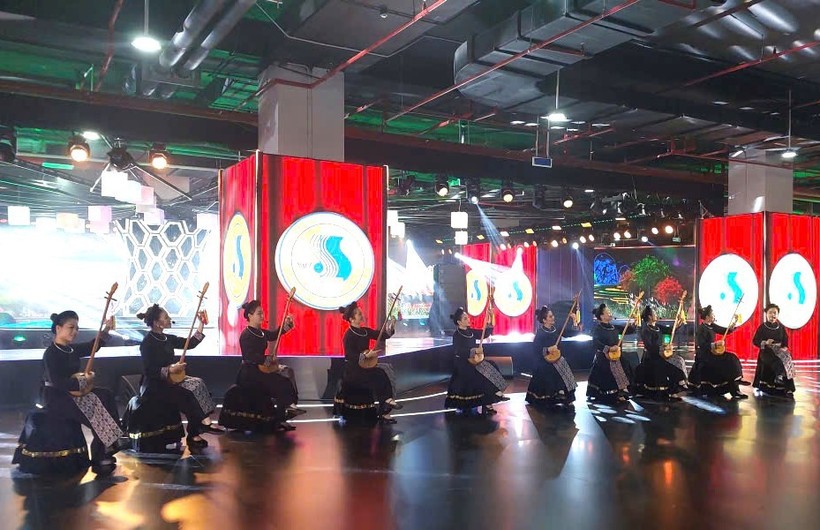 Các nghệ sỹ biểu diễn đàn tính tại sân khấu trung tâm của không gian 12 ngành công nghiệp văn hóa