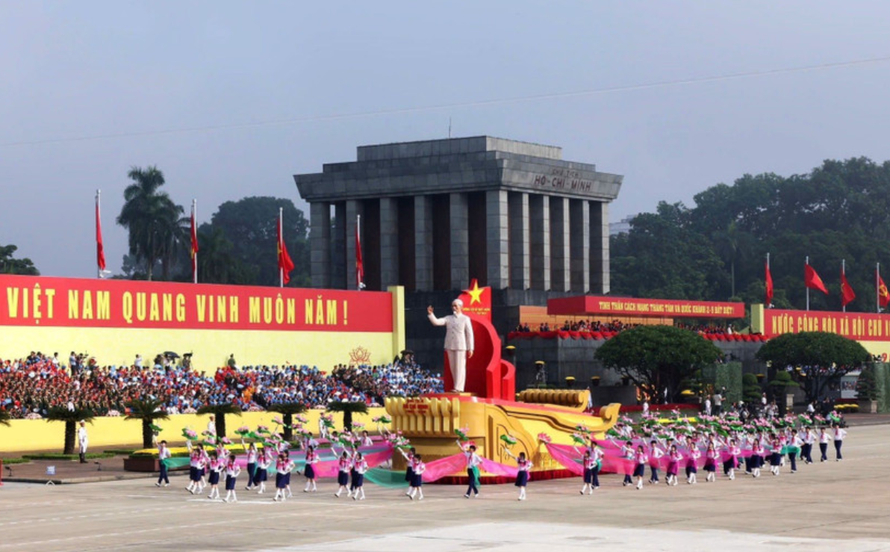 Xe rước chân dung Chủ tịch Hồ Chí Minh