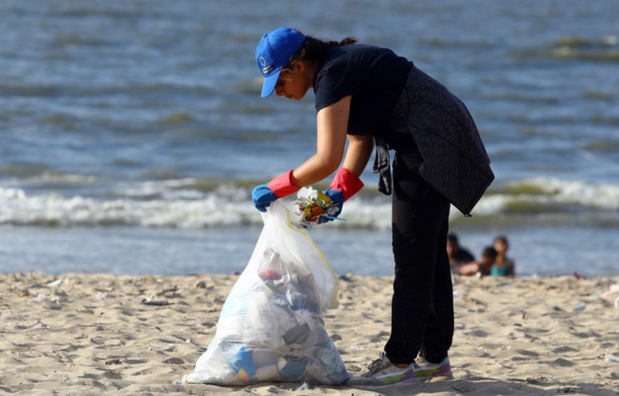 Tình nguyện viên dọn rác trên bãi biển ở Alexandria, Ai Cập.