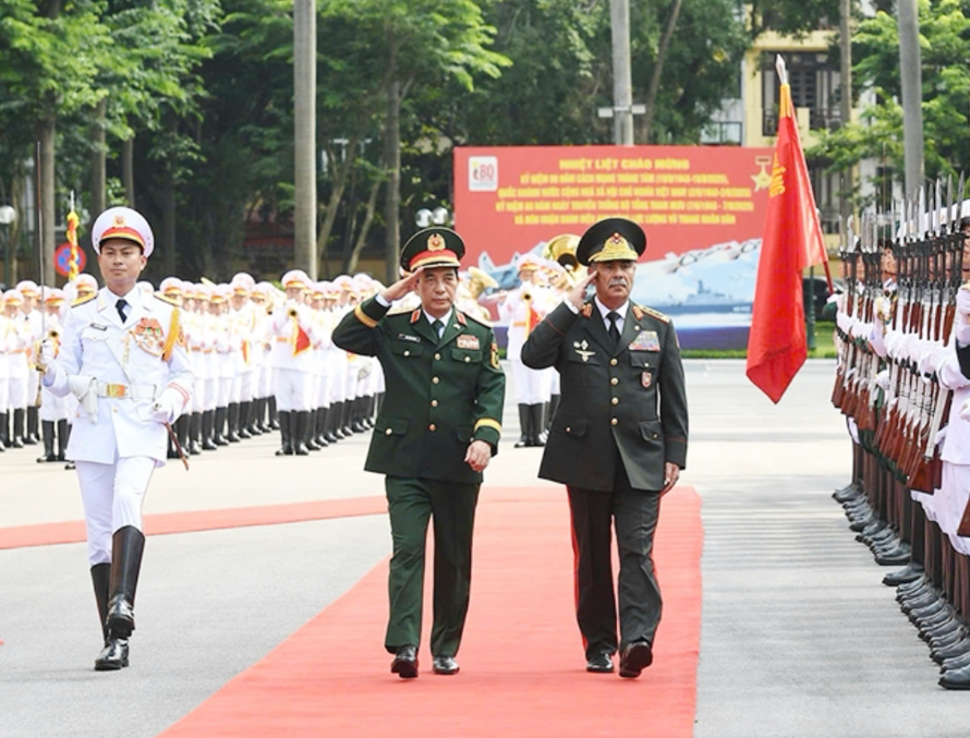 Đại tướng Phan Văn Giang và Thượng tướng Zakir Hasanov duyệt Đội danh dự Quân đội nhân dân Việt Nam