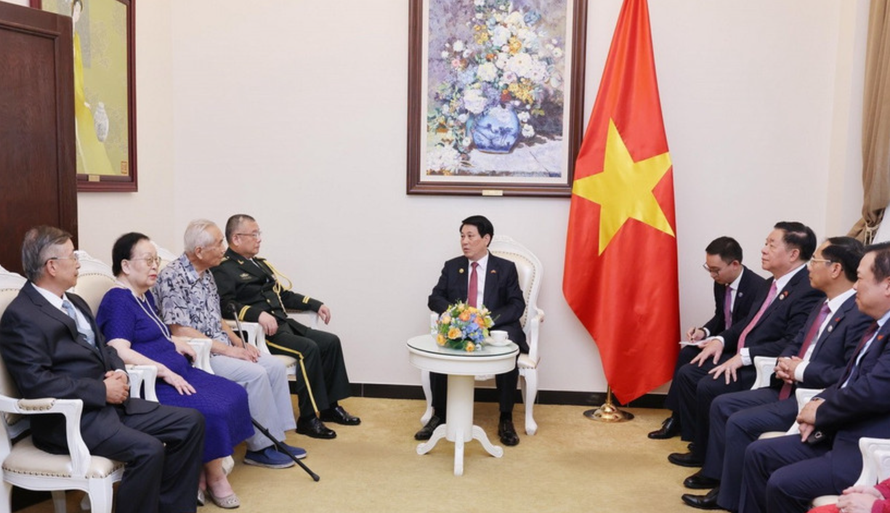 Chủ tịch nước Lương Cường với đại diện gia đình nhân sỹ hữu nghị - tướng lĩnh cách mạng, chuyên gia, cố vấn Trung Quốc từng tham gia giúp đỡ Việt Nam