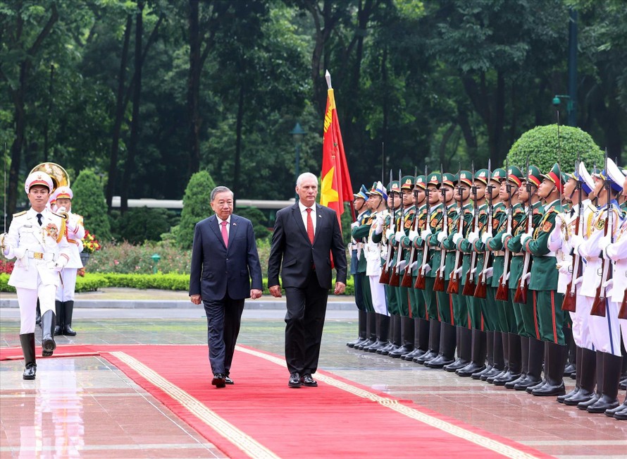 Tổng Bí thư Tô Lâm và Bí thư thứ Nhất, Chủ tịch nước Cuba Miguel Díaz-Canel Bermúdez duyệt Đội danh dự Quân đội nhân dân Việt Nam