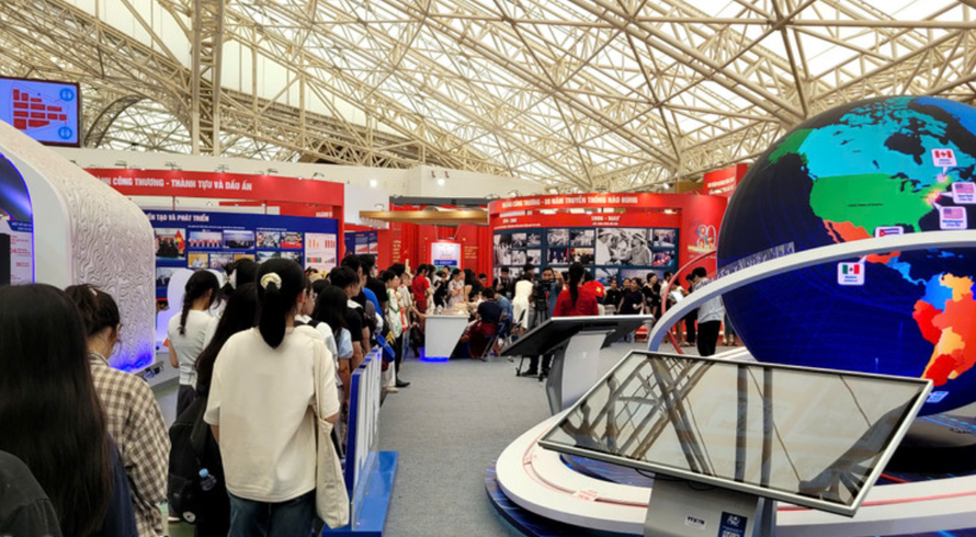 Du khách tham quan tại Triển lãm thành tựu đất nước