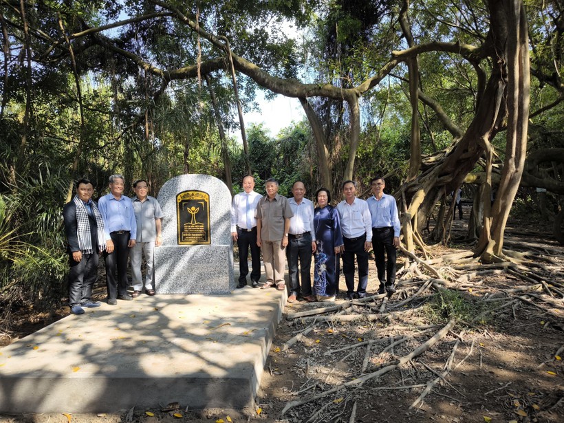 Đại biểu tham quan 3 cây Gừa là cây di sản Việt Nam tại Nông trại Hải Vân - sân chim Vàm Hồ