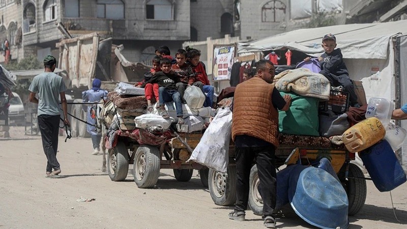 Người dân Palestine đi sơ tán tránh xung đột tại Dải Gaza