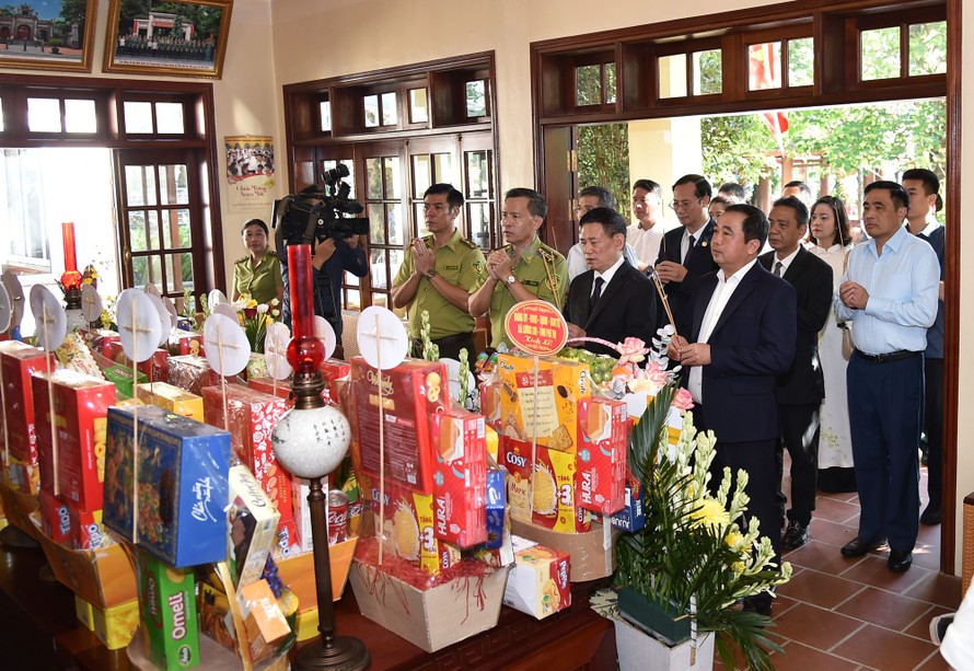 Lễ dâng hương tưởng nhớ Chủ tịch Hồ Chí Minh nhân kỷ niệm 56 năm ngày mất của Người và chào mừng tổ chức thành công Đại lễ kỷ niệm 80 năm Cách mạng tháng Tám Quốc khánh mùng 2/9/2025 đã được tổ chức trang trọng tại Đền thờ Bác Hồ trên đỉnh núi Vua, Vườn Quốc gia Ba Vì. Ảnh: VGP/Trần Mạnh