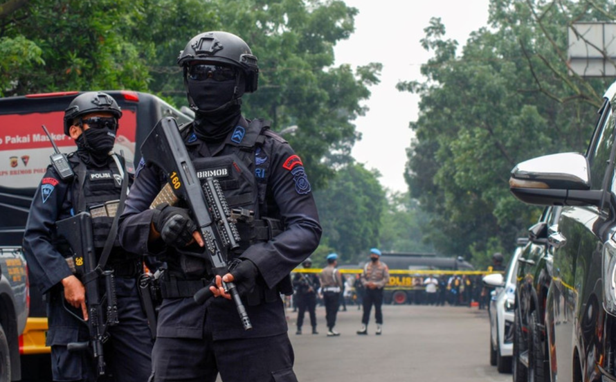 Cảnh sát gác bên ngoài đồn cảnh sát ở thành phố Bandung, Indonesia