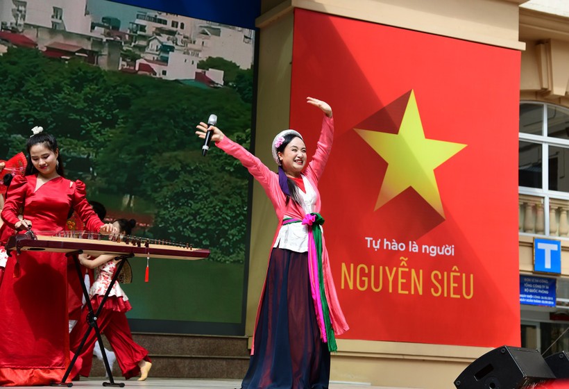 Nghệ sỹ Nhân dân Thu Huyền khuấy động cả sân trường Nguyễn Siêu với bài hát "Kiếp sau vẫn là người Việt Nam".