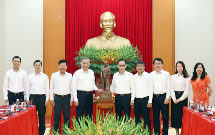 Tổng Bí thư Tô Lâm tặng bức tượng Chủ tịch Hồ Chí Minh cho Bộ Ngoại giao