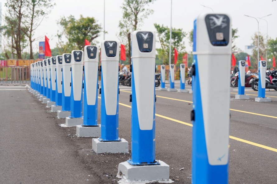 Có gì bên trong trạm sạc V-Green lớn nhất cả nước?