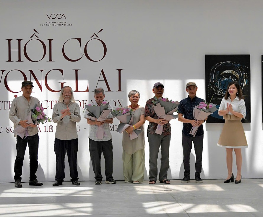 Giám đốc VCCA và Chủ tịch Hội Mỹ thuật Việt Nam tặng hoa cảm ơn các hoạ sĩ, giám tuyển của Triển lãm