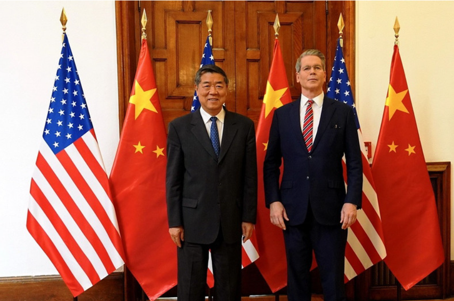 Phó Thủ tướng Trung Quốc Hà Lập Phong (trái) và Bộ trưởng Tài chính Mỹ Scott Bessent trong cuộc đàm phán tại Madrid, Tây Ban Nha ngày 14/9/2025