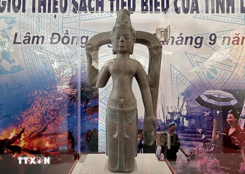 Bảo vật Quốc gia Tượng Avalokitesvara Bắc Bình được chế tác từ đá sa thạch màu xám đen, có niên đại từ thế kỷ 8-9. Ảnh: Nguyễn Dũng/TTXVN.