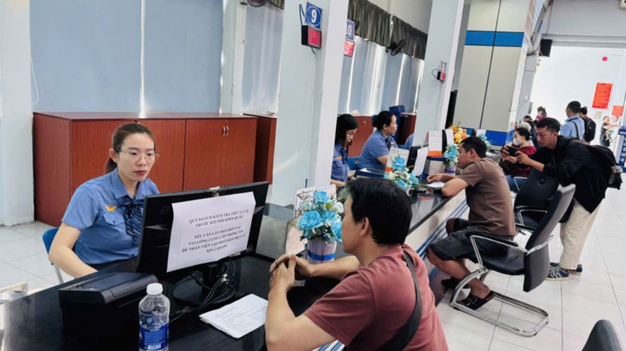 Những hành khách đến ga mua vé tàu Tết Bính Ngọ 2026 trong ngày đầu mở bán vé.