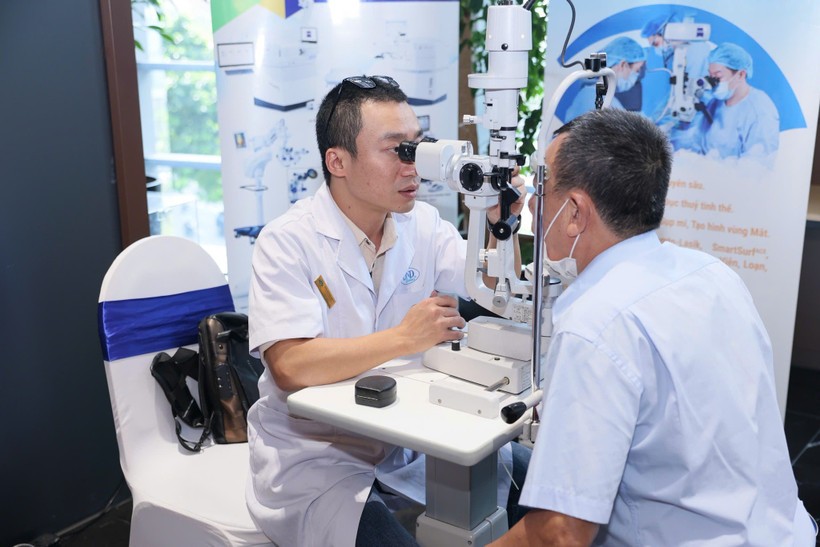 Bác sỹ kiểm tra mắt cho người cao tuổi tại buổi lễ phát động.