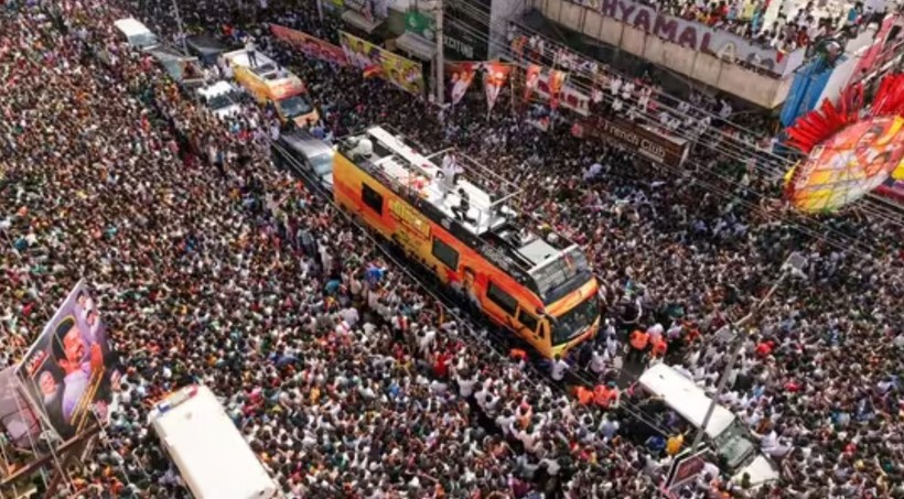 Các quan chức ước tính có tới 50.000 người tập trung tại địa điểm rộng khoảng 11.100m2.