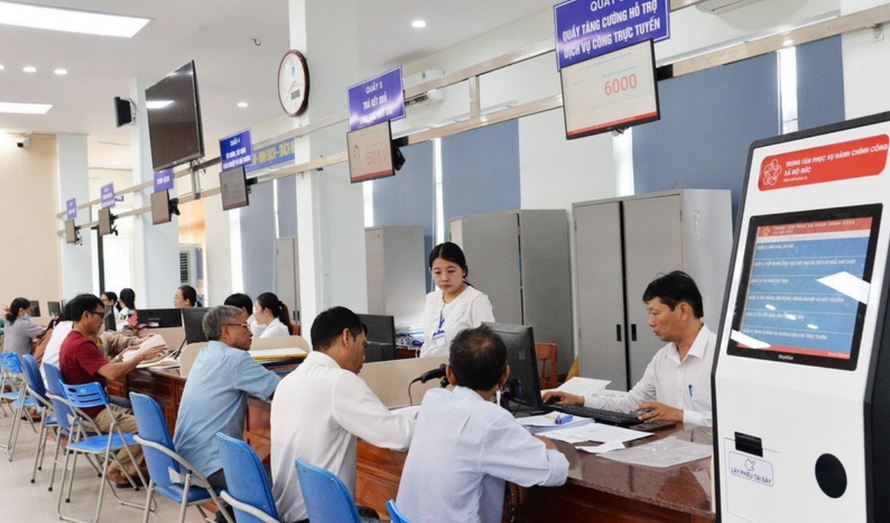 Trung tâm Phục vụ hành chính công xã Mộ Đức giải quyết hồ sơ cho hàng chục người dân mỗi ngày