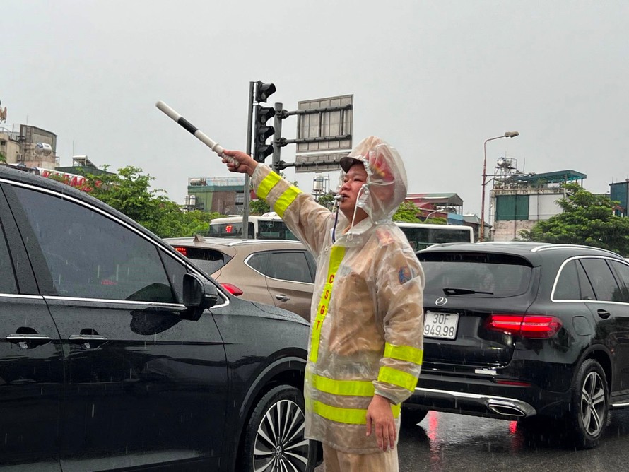 Cảnh sát giao thông Hà Nội bảo đảm an toàn giao thông trong mưa bão